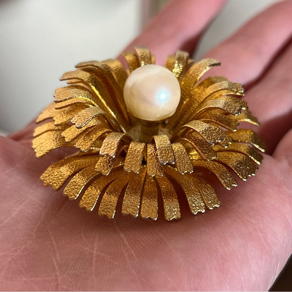 Vintage 50 60 Retro MCM Gold Faux pearl Oversized Sculpted Flower Brooch - Picture 10 of 11
